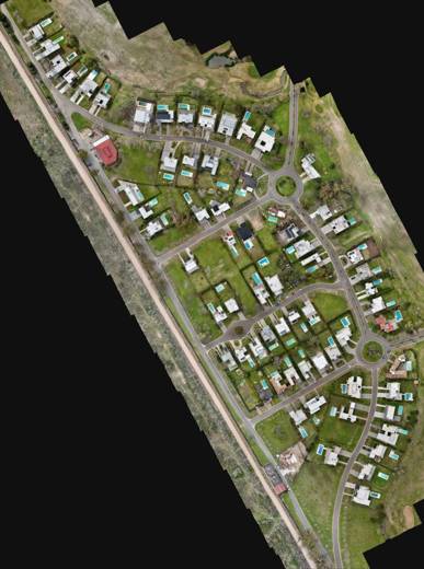 Ortomosaico de un barrio residencial generado con drone (vista reducida)